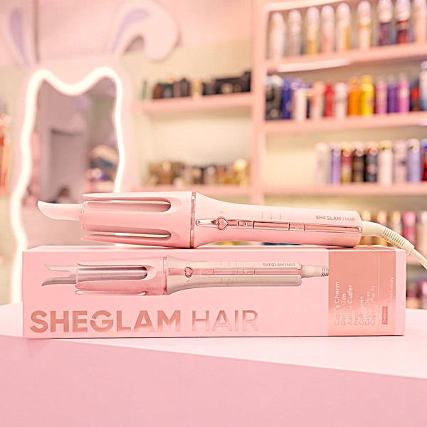 بابلیس اتوماتیک چرخشی شیگلم SHEGLAM HAIR | آرایشی بهار فر کننده اتوماتیک مو شیگلم مدل Cupid's Charm صورتی روی جعبه محصول