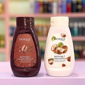 دو ظرف نمک حمام بیواکوا BIOAQUA در واریانت قهوه و نارگیل روی میز مغازه