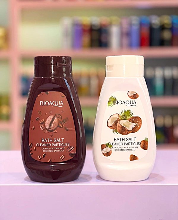 دو ظرف نمک حمام بیواکوا BIOAQUA در واریانت قهوه و نارگیل روی میز مغازه